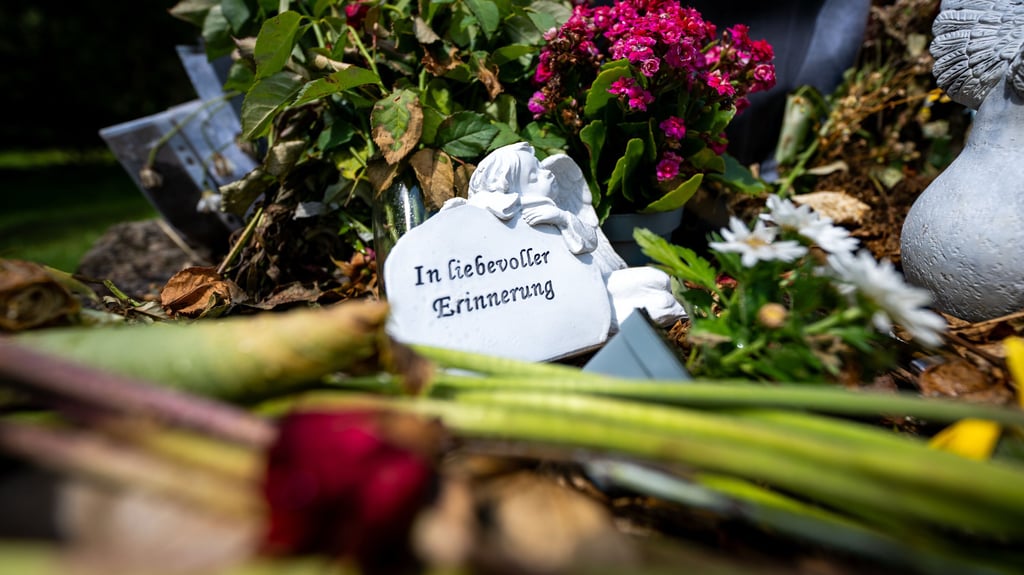 Der Tod eines Partners ist emotional belastend, finanzielle Unsicherheit kommt häufig hinzu. Besonders bei kurzen Ehen reagiert die Rentenversicherung kritisch.