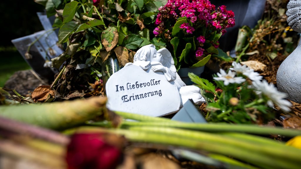 Der Tod eines Partners ist emotional belastend, finanzielle Unsicherheit kommt häufig hinzu. Besonders bei kurzen Ehen reagiert die Rentenversicherung kritisch.