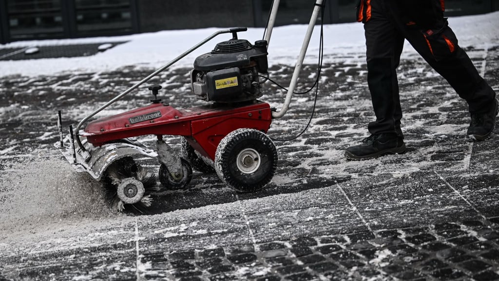 In Berlin haben die Winterdienste viel zu tun, und das wird sich vorerst auch nicht ändern. (Foto Archiv)