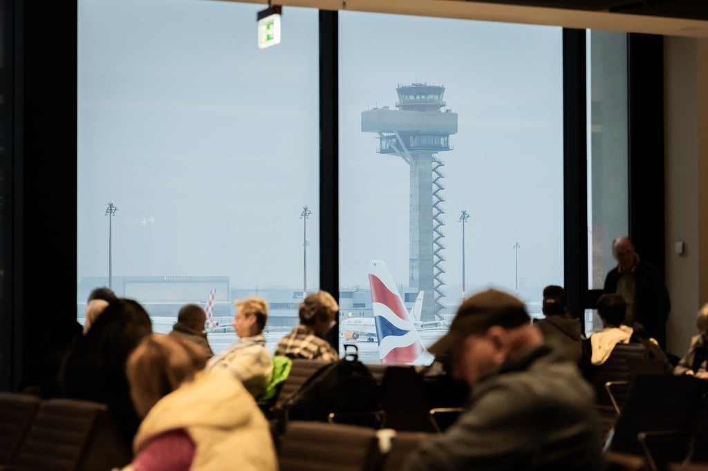 Fluggäste müssen derzeit auf den Start ihres Flugzeugs am BER warten.
