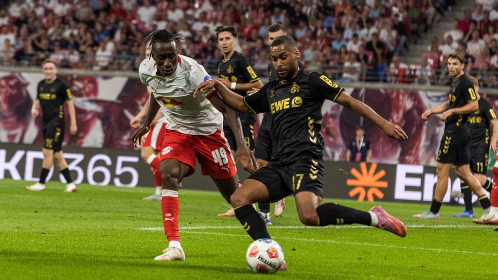 Alessio Castro-Montes (r.) im Duell mit RB-Flügelangreifer Yan Diomande.