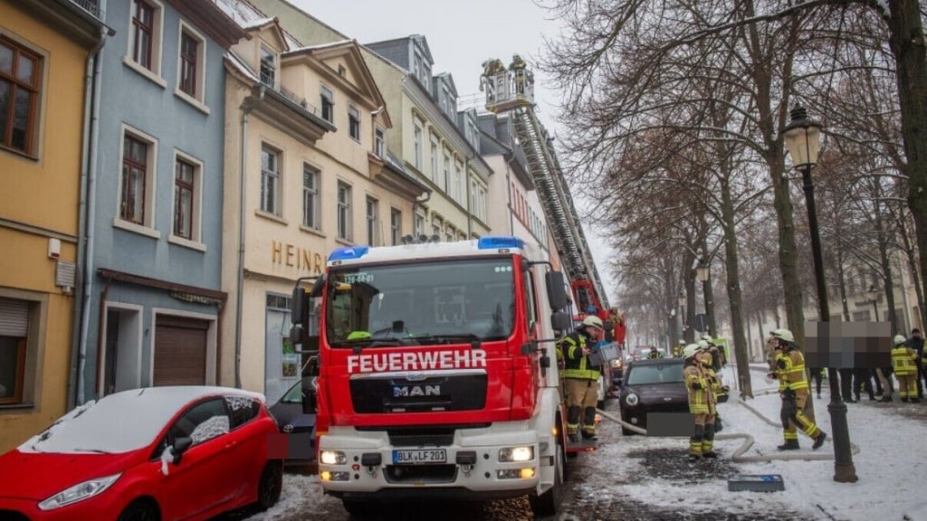 Fire in Naumburg: Tenant starts fire and waits on windowsill