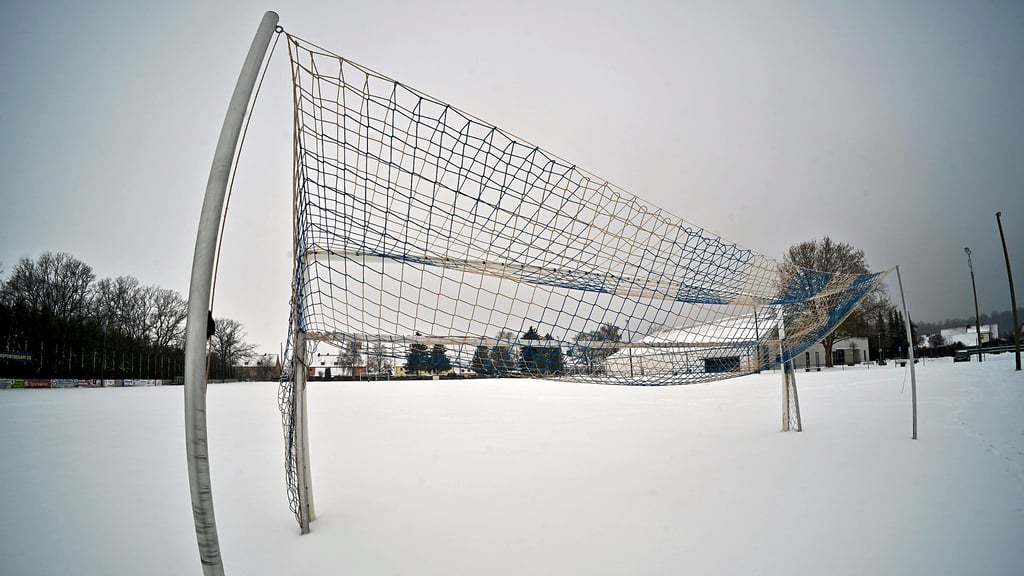 Der Nachterstedter Sportplatz – hier komplett im Schnee – soll komplett überholt werden. Fördermittel dafür sind beantragt.