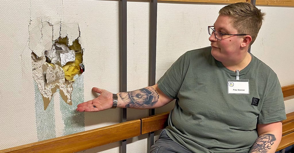 Lehrerin Sabrina Gaense zeigte beim Tag der offenen Tür, wo es überall an der Comenius-Schule bauliche Mängel gibt. 