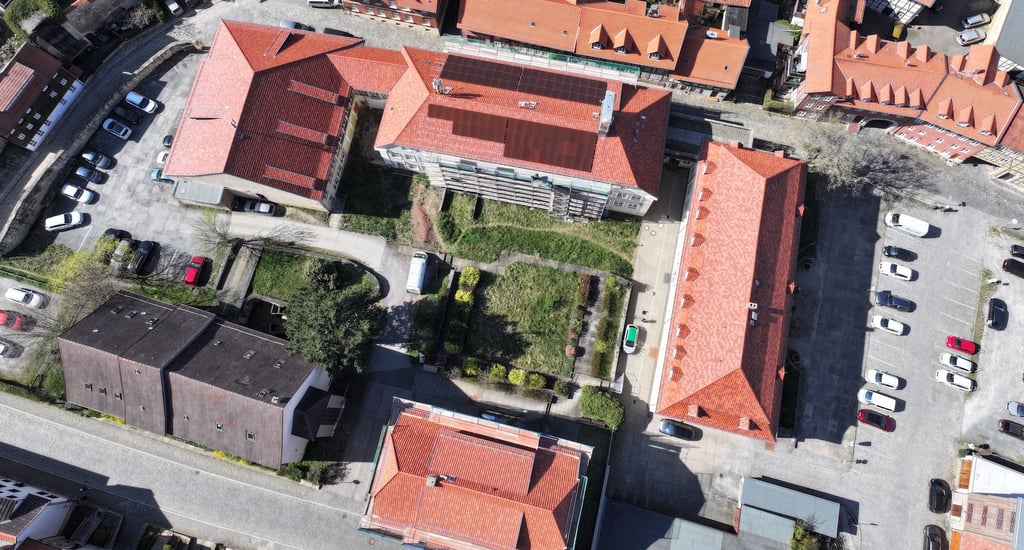 Das Gebäude-Ensemble von Stadt- und Kreisverwaltung in Blankenburg aus der Vogelperspektive - mit der ehemaligen Kreismusik-/Kreisvolkshochschule (links unten), dem Haupthaus am Faktoreihof (rechts), dem Haus III an der Harzstraße (unten) sowie dem Haus II entlang der Krummen Straße und der Vincentstraße (oben).