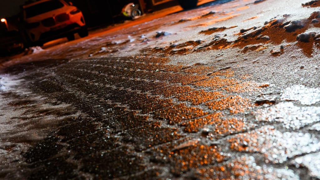 Der Deutsche Wetterdienst warnt vor Glättegefahr in Teilen Sachsen-Anhalts. (Symbolbild)