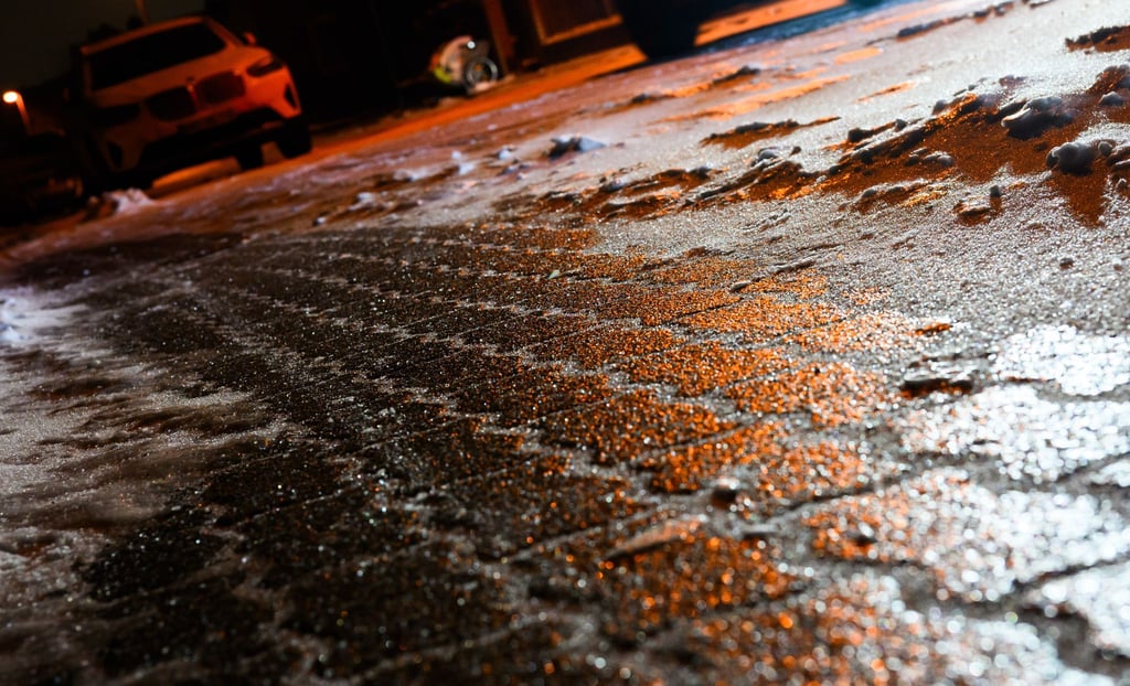 Der Deutsche Wetterdienst warnt vor Glättegefahr in Teilen Sachsen-Anhalts. (Symbolbild)