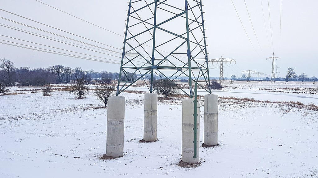 Links 220-kV-Leitung (wird zur 380-kV), rechts die neue 110-kV-Bahnstromleitung, Blick vom Prignitzdeich bei Wittenberge gen Norden. 