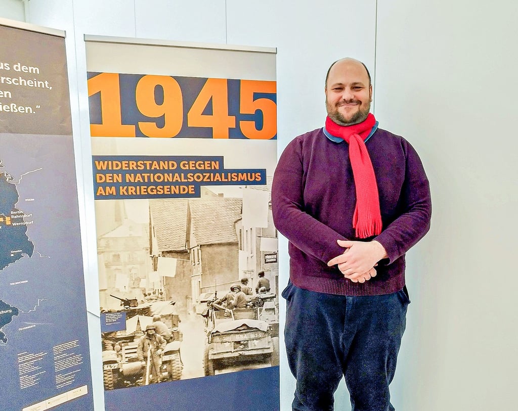 Gedenkstättenpädagoge Jacob Beuchel berichtet aus der aktuellen Wanderausstellung in der Gedenkstätte Feldscheune Isenschnibbe.