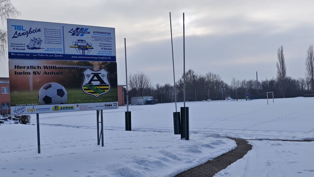Derzeit ist er komplett mit Schnee bedeckt. Der Anhalt-Sportplatz in Sangerhausen Südwest soll aufgewertet werden. 