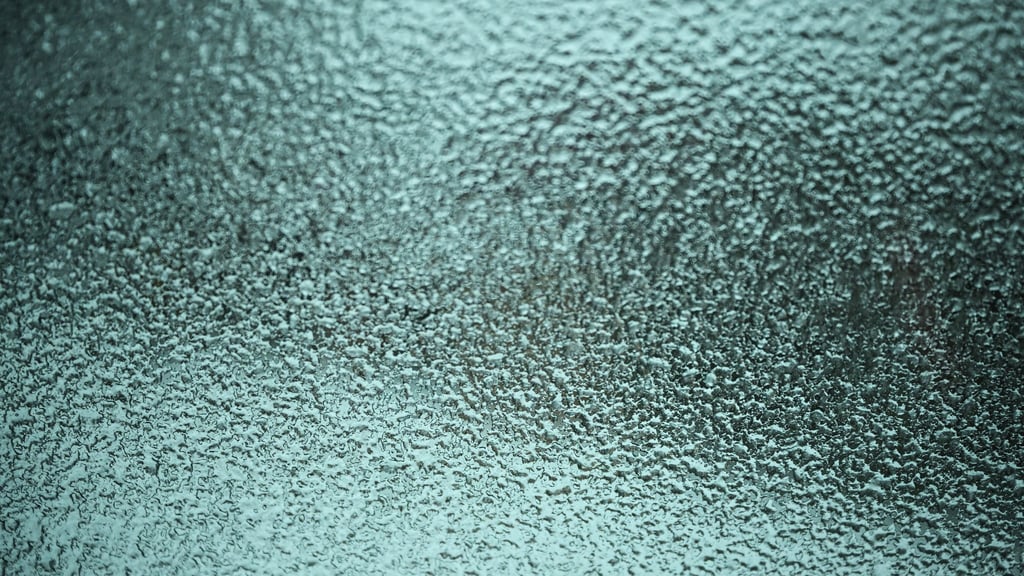 Gefrierender Regen hat am Donnerstag in Ostsachsen für zahlreiche Unfälle und Stürze gesorgt.