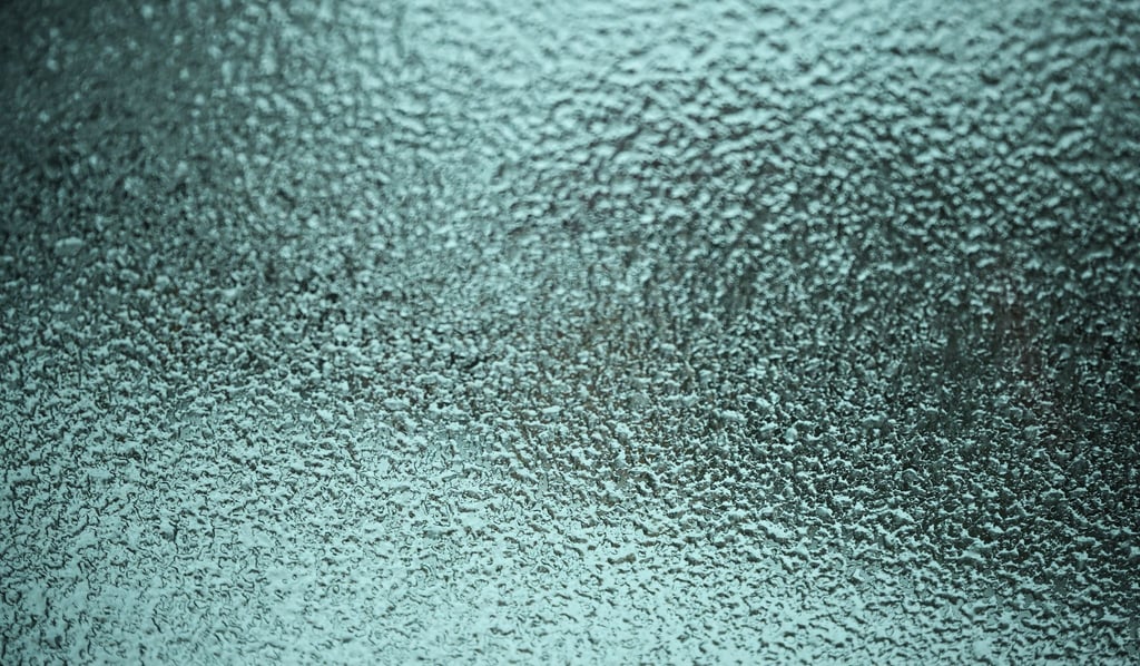 Gefrierender Regen hat am Donnerstag in Ostsachsen für zahlreiche Unfälle und Stürze gesorgt.