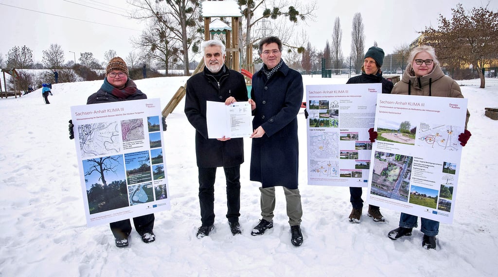 Umweltminister Armin Willingmann (2.v.l.) hat am Mittwoch an Oberbürgermeister Robert Reck (3.v.r.) Förderbescheide übergeben. Damit soll nicht nur der Treffpunkt, der Spielplatz im Kastanienhof im Zoberberg, künftig für Hitze besser gerüstet werden. 