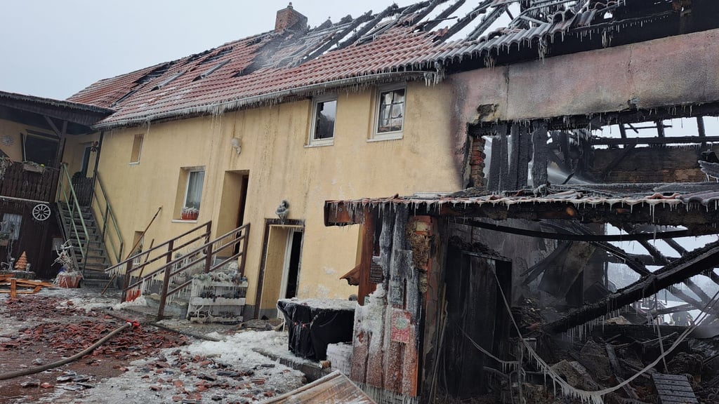 Nach dem nächtlichen Brand in Hasselburg ist von dem Wohnhaus und von der Garage nur noch eine Ruine übrig. Vier Bewohner konnten sich in letzter Minute aus den Flammen retten.