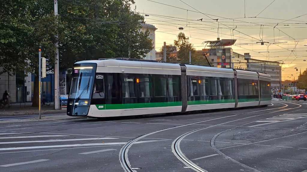 Eine neue Flexity-Straßenbahn fährt durch Magdeburg. Neu ist auch das Sozialticket, das nun kommen soll.