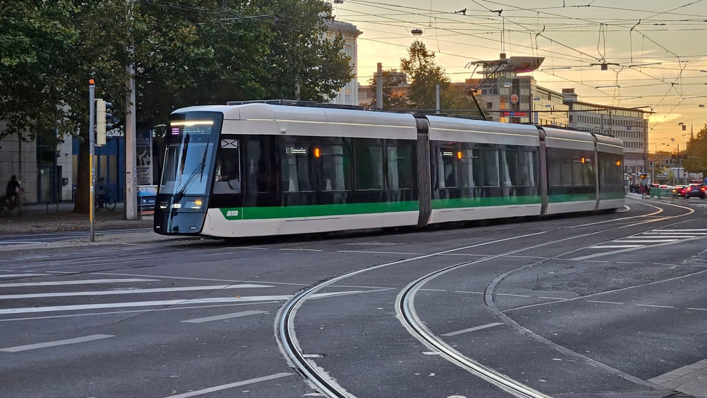 Eine neue Flexity-Straßenbahn fährt durch Magdeburg. Neu ist auch das Sozialticket, das nun kommen soll.