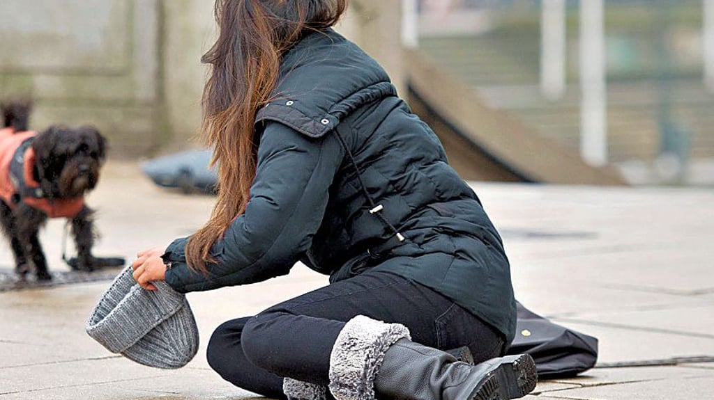 Bei Stürzen auf glattem Untergrund kann es zu vielen verschiedenen Verletzungen kommen.