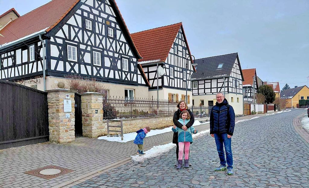 Das kleine beschauliche  Langendorf besitzt eine malerische Fachwerkstraße.  Henri Brumme ist in Langendorf aufgewachsen und seit anderthalb Jahren neuer Ortsbürgermeister.  Hier im Gespräch mit Anwohnerin Laura  Tieg und ihren Kindern Emilia und Theo.  
