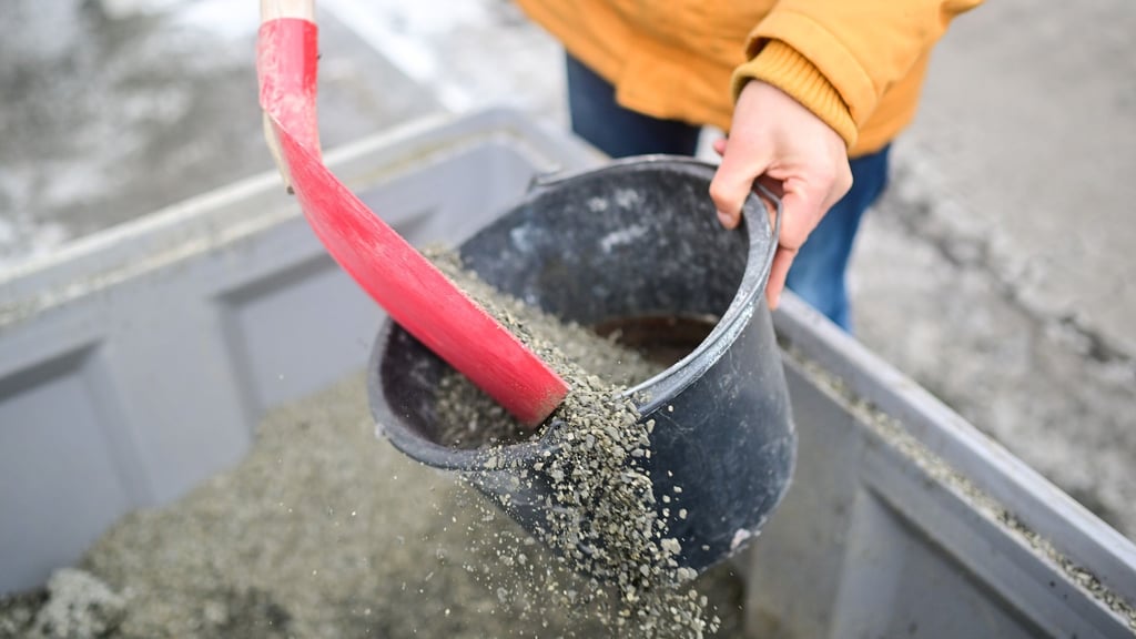 Die Stadtentsorgung Potsdam gibt kostenlos Streugut aus. Bürgerinnen und Bürger können - mit eigenem Behälter - bis zu 20 Liter abholen. (Symbolbild)