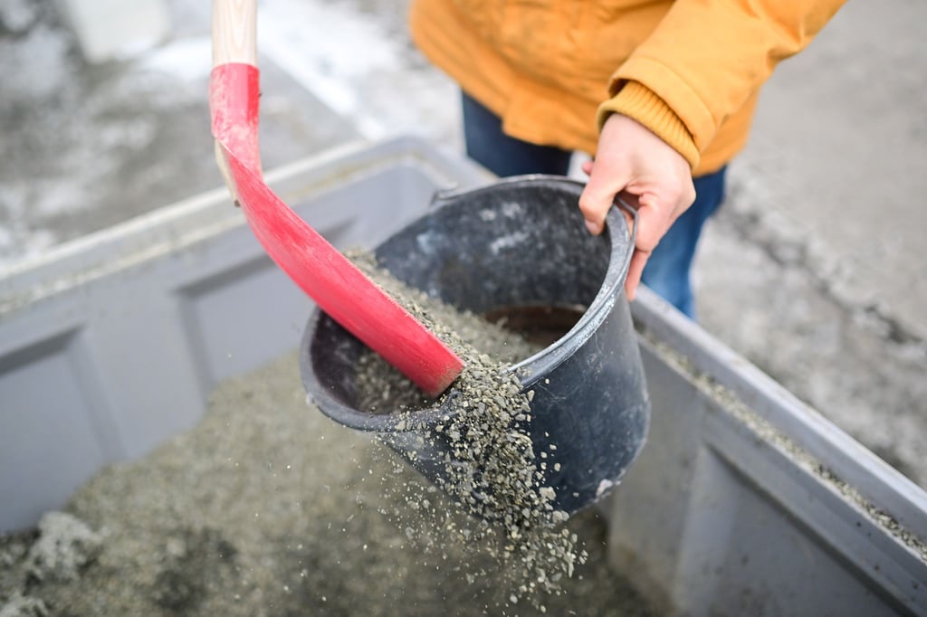 Die Stadtentsorgung Potsdam gibt kostenlos Streugut aus. Bürgerinnen und Bürger können - mit eigenem Behälter - bis zu 20 Liter abholen. (Symbolbild)