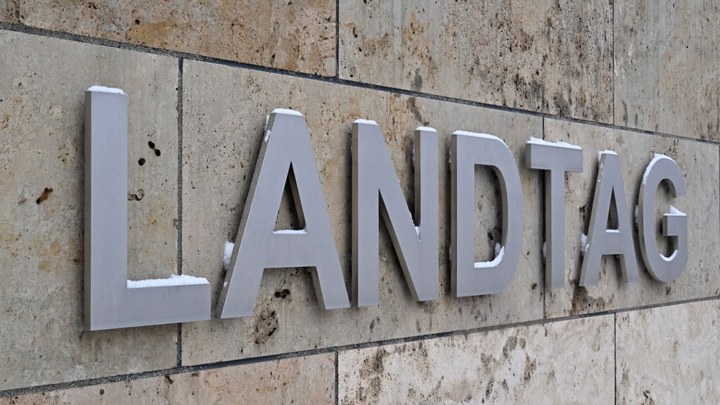 Die Abgeordneten im Thüringer Landtag diskutieren über eine geplante Erweiterung von Kompetenzen der Polizei. (Symbolbild)