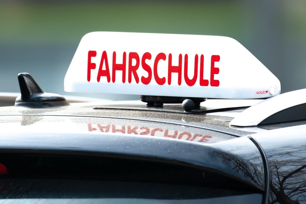 Die Hoffnung auf einen billigeren Führerschein lässt die Anmeldezahlen insbesondere bei Fahrschulen in Thüringer Städten einbrechen. (Symbolbild)