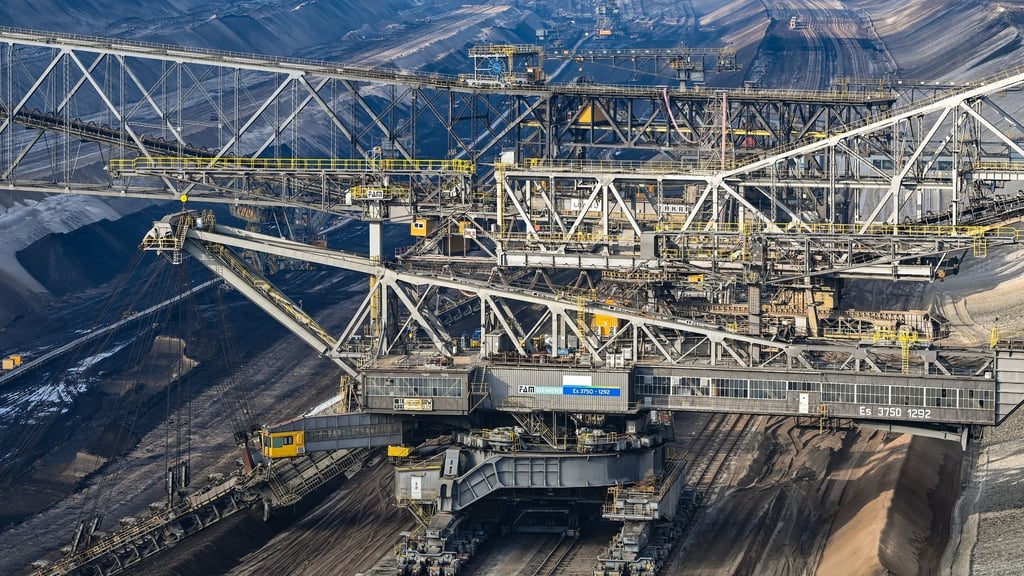 Mit der bevorstehenden Sprengung der Förderbrücke F60 im ehemaligen Tagebau Jänschwalde in der Lausitz verschwindet eine der größten mobilen Technikanlagen der Welt. (Archivbild)