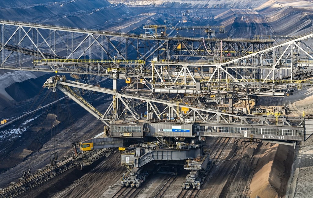 Mit der bevorstehenden Sprengung der Förderbrücke F60 im ehemaligen Tagebau Jänschwalde in der Lausitz verschwindet eine der größten mobilen Technikanlagen der Welt. (Archivbild)