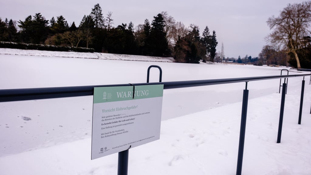 Im Wörlitzer Park wird vor der Eisbruchgefahr gewarnt.