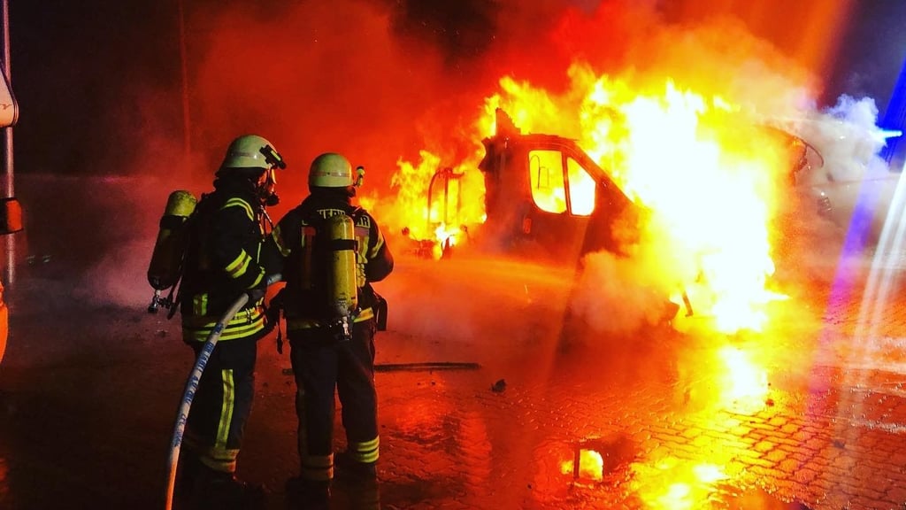Die Kameraden der Feuerwehr Halberstadt – hier beim Löschen eines Fahrzeugs – agieren nun wieder unter dem Dach einer Berufsfeuerwehr. 