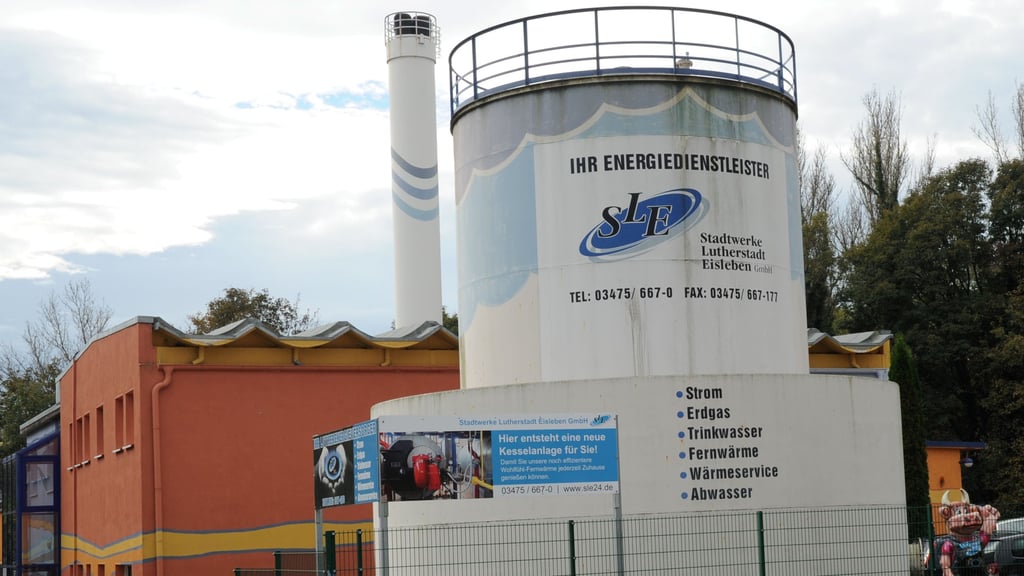Die Stadtwerke Eisleben betreiben in der Kurt-Wein-Straße ein Heizkraftwerk und erzeugen dort Fernwärme. 
