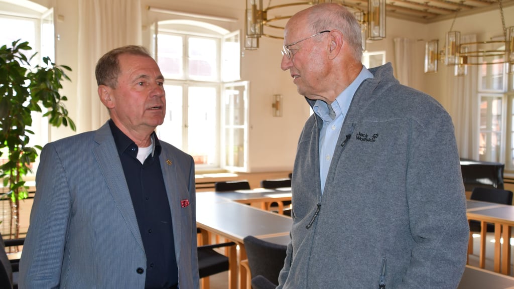 Mediziner Hans-Werner Trummel (links) im Gespräch mit dem Vorsitzenden von Pro Krankenhaus Havelberg, Holger Schulz.