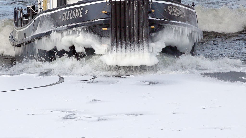 Der Eisbrecher „Seelöwe“ ist derzeit auf der Unteren Havel-Wasserstraße und dem Teltowkanal unterwegs. (Archivbild)