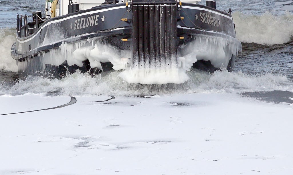 Der Eisbrecher „Seelöwe“ ist derzeit auf der Unteren Havel-Wasserstraße und dem Teltowkanal unterwegs. (Archivbild)
