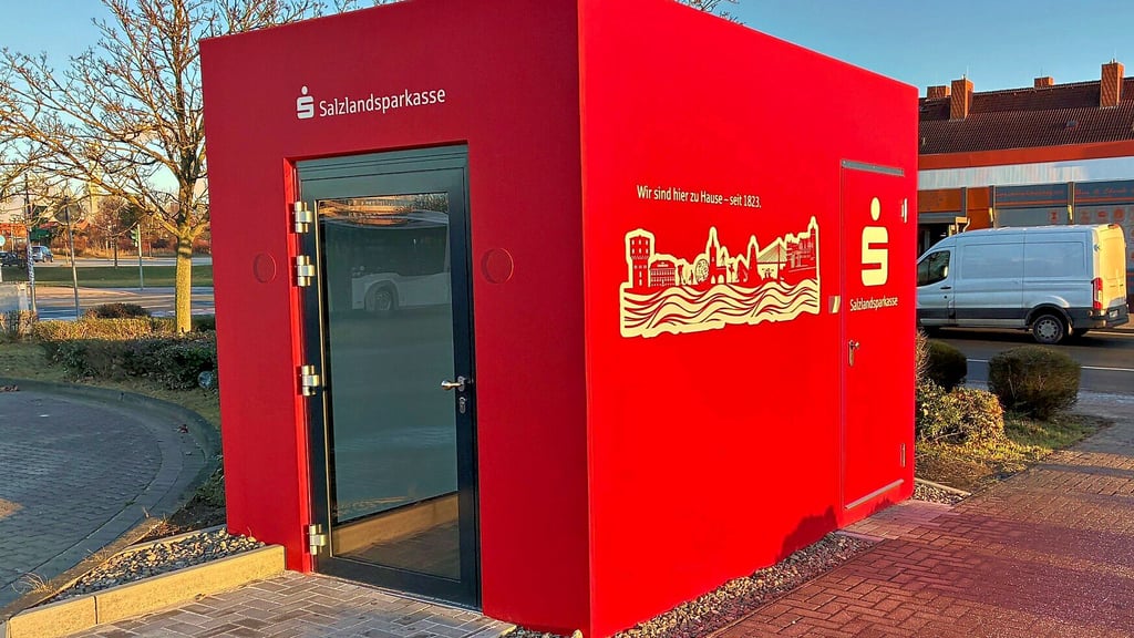 Der neue Geld-Pavillon am Busbahnhof in Staßfurt-Nord.