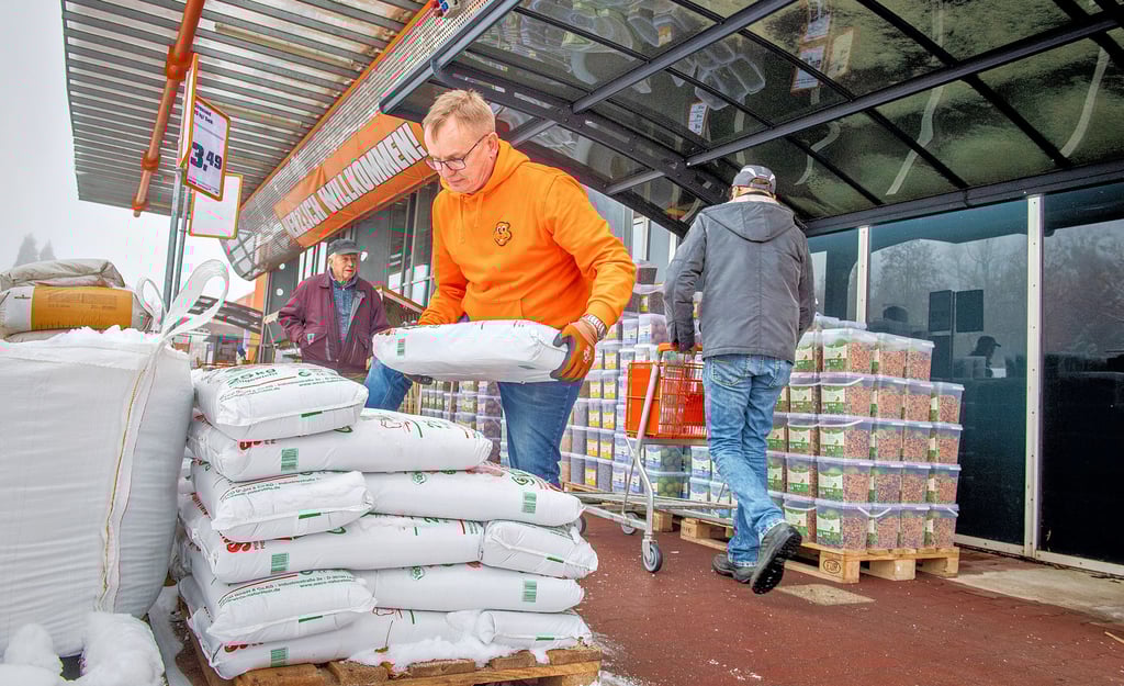 Streusalz hat der Obi-Baumarkt seit dieser Woche nicht mehr, aber Sand gibt’s noch: Mitarbeiter Steffen Meyer stapelt ihn am Eingang.