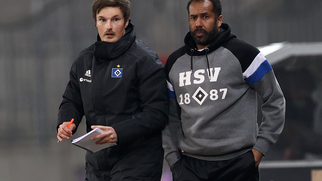 Hamburgs damaliger Trainer Daniel Thioune (r) und der frühere Co-Trainer Merlin Polzin. (Archivbild)