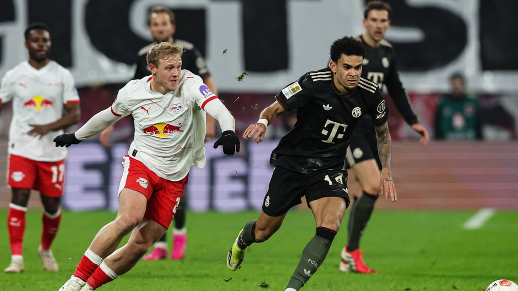 Bayern-Profi Luis Diaz (l.) enteilt Xaver Schlager von RB Leipzig.