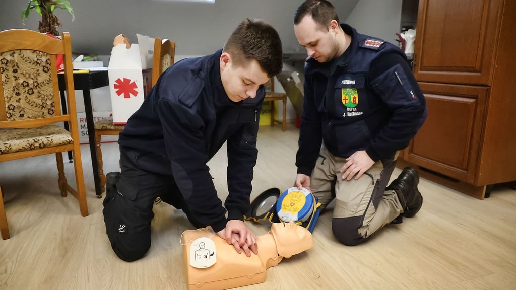 Robert Peckruhn (l.) und Wehrleiter Jannes Hoffmann am Defibrillator. Bei einem ihrer Einsätze kam er das erste Mal zum Einsatz.