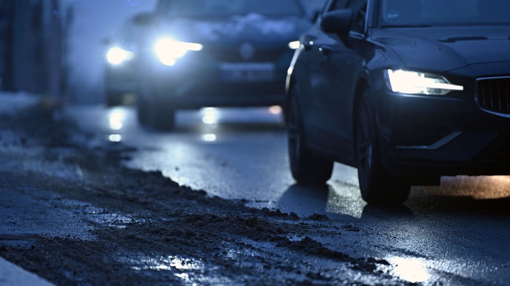 Im Osten besteht gebietsweise Gefahr von Glatteis durch gefrierenden Regen - örtlich sei auch Unwetter möglich. (Archivbild)