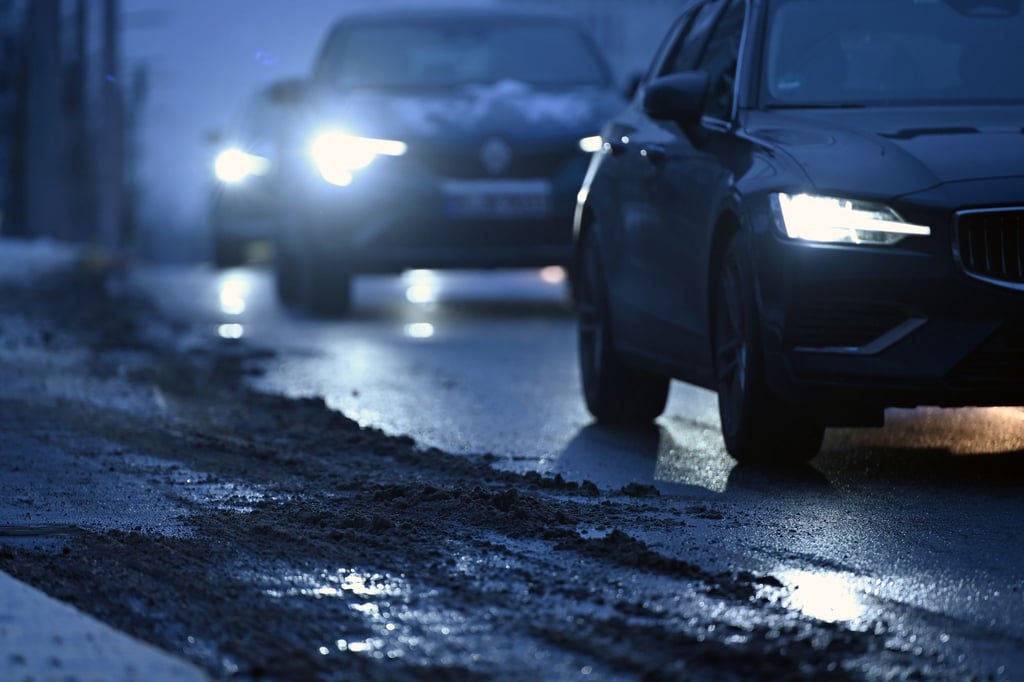 Im Osten besteht gebietsweise Gefahr von Glatteis durch gefrierenden Regen - örtlich sei auch Unwetter möglich. (Archivbild)