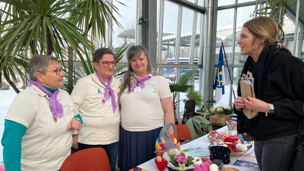 Mitglieder der Selbsthilfegruppe „Frauen und Männer nach Krebs“ standen den Besuchern der Veranstaltung zum Weltkrebstag 2026 im Glashaus Rede und Antwort. 