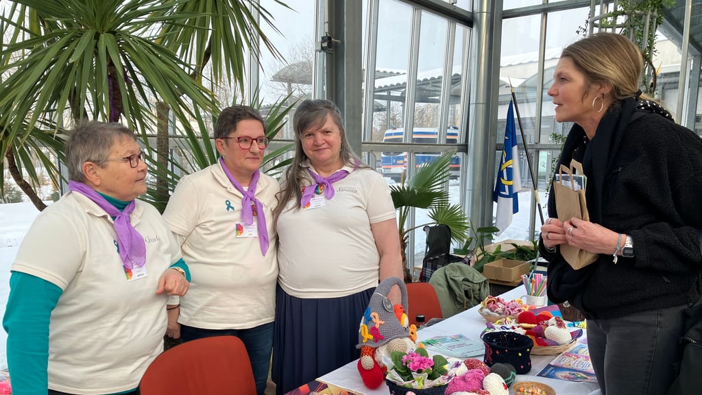 Mitglieder der Selbsthilfegruppe „Frauen und Männer nach Krebs“ standen den Besuchern der Veranstaltung zum Weltkrebstag 2026 im Glashaus Rede und Antwort. 