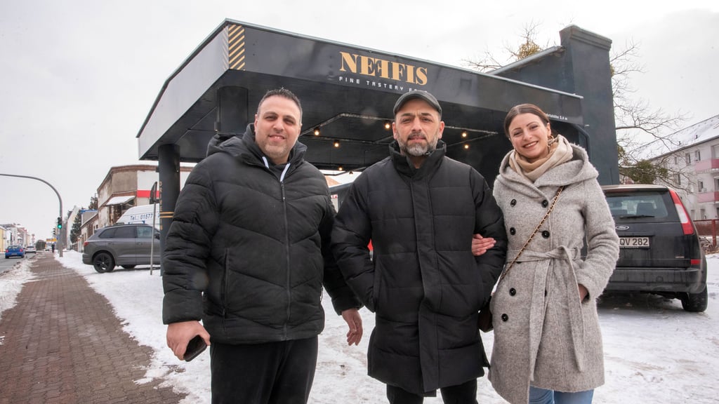 Der ehemalige Imbiss  in der Magdeburger Straße in Roßlau wird umgebaut. Betreiber Mohamed Gönen eröffnet hier am Montag  das „Neffis“.