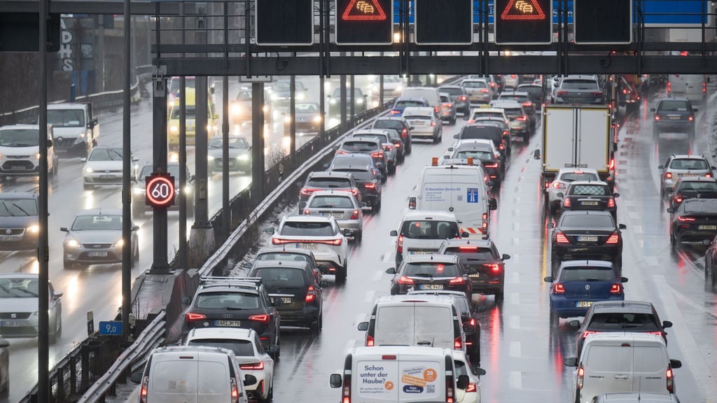Auf der A100 in Berlin wurden im vergangenen Jahr mehr als 10.200 Staustunden registriert. (Archivbild)