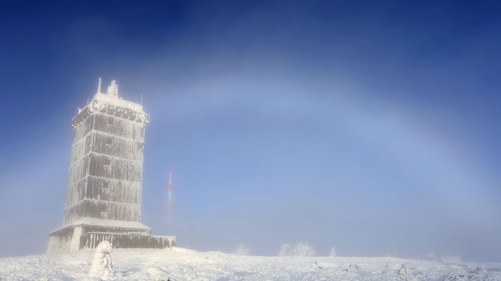 Seltenes Naturschauspiel: Ein Nebenbogen bildet sich hinter der Wetterwarte auf dem Brocken.
