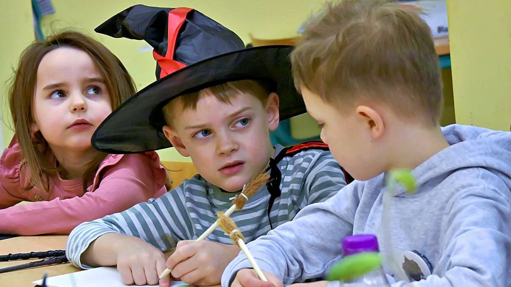 Die kleinen Zauberschüler schreiben sich alles in ihre Monsterbücher, was sie in den „Schulstunden“ erfahren. Am Freitag warten nämlich die ZAG-Prüfungen. 