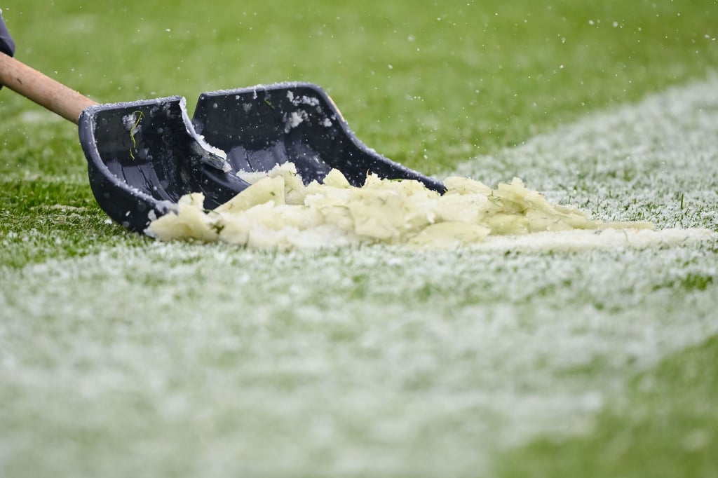 Schnee auf dem Fußballfeld: Das Frauenfußball-Topspiel Werder Bremen - VfL Wolfsburg fällt wegen des Winterwetters aus.