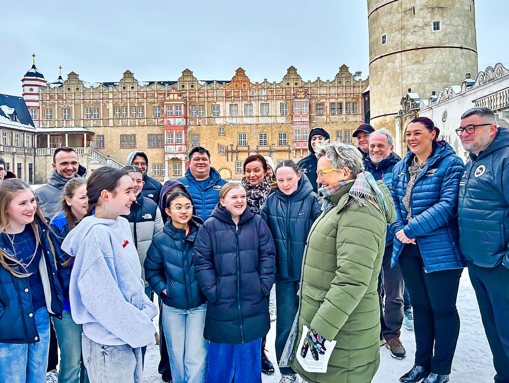 Bernburgs Oberbürgermeisterin Sylvia Ristow (vorn rechts) begrüßt die schottischen Handballerinnen auf dem Schlosshof in Bernburg.    