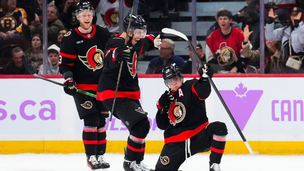 Tim Stützle (rechts) erzielte gegen die Philadelphia Flyers den fünften Treffer in seinen vergangenen fünf Einsätzen. (Archivbild)